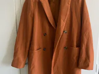 Rustfarvet frakke
