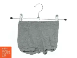 Grå shorts til børn fra H&M (str. 62)