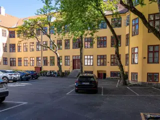 Lyse kontorer med rolig beliggenhed i stor gård - nær Strøget og Købmagergade