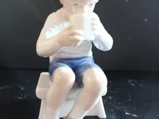 Dreng drikker af krus