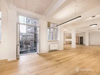 372 m² kontor med skønne caféer foran ejendommen