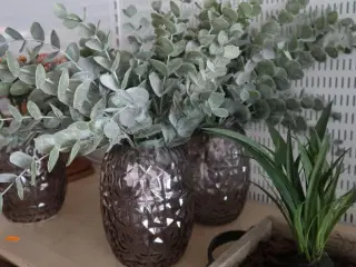 2 stk. vaser med div. Kunstige blomster
