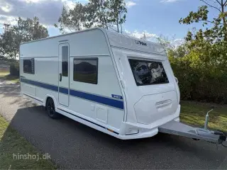 2026 - Polar Blueline 560 FD   Polar Blueline med fransk dobbeltseng og rundsiddegruppe fra Hinshøj Caravan