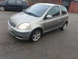 Nye synet  Toyota Yaris 1.0 benzin sælges. Bilen s