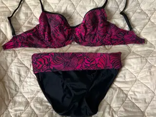 Femilet  sort og pinkmønstret bikini str 40. 