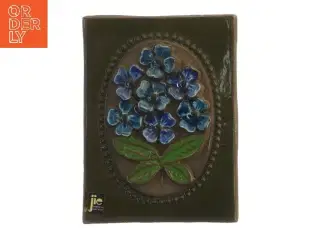 Keramisk vægplakette med blomster fra TT eller IIC (str. 16x12 cm)
