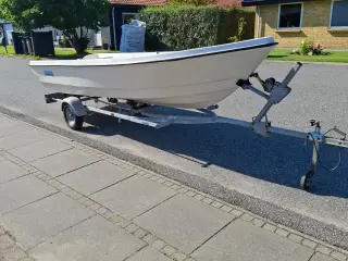 Velholdt jolle med bådtrailer 