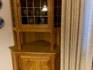 Hjørneskab i eg med to låger