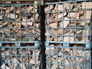 Tørt brænde, savet og kløvet