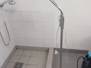 Standerlampe i stål.