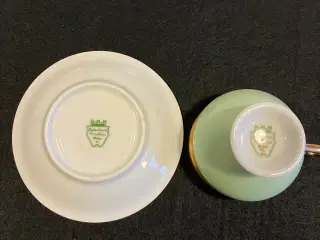 Fin lille mokka kop i grøn og guld. 