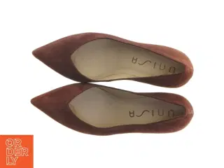 Brun pumps i ruskind fra Unisa (str. 38 )