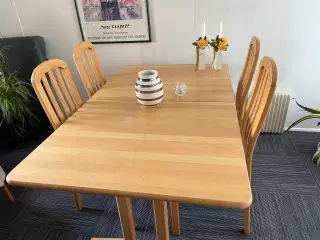 Spisebord massivt med 2 plader og 4 eller 6 stole