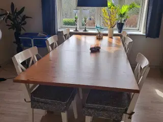 Spisebord med 8 stole og 2 tillægsplader 