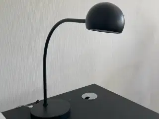 Ny frandsen ball bordlampe m. usb oplader sort