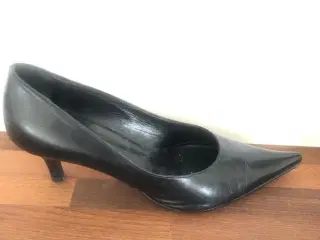 Sorte pump sko