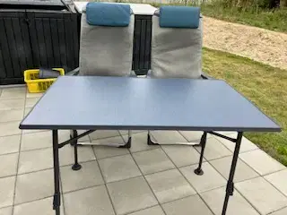campingbord og 2 stole med skamler