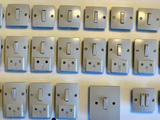 Minitangentafbrydere og -stikkontakter.