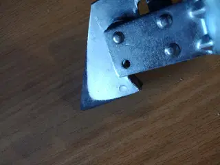 Hætte til udstødning på traktor 