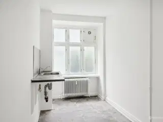 Særdeles velbeliggende butik / klinik lige ved Poul Henningsens Plads
