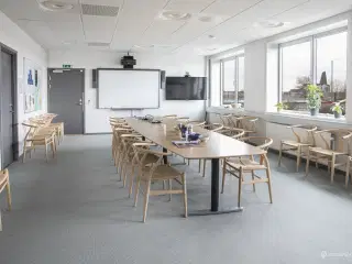 Lyst og rummeligt kontor/klinik på 620 m² ved Trekroner Station