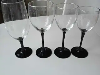 Rigtig fine vin/øl glas med sort fod 