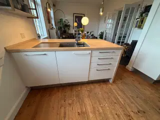 Brugt HTH køkken inkl. bordplader mv.