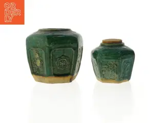 To gamle grønne kinesiske keramikkrukker med korklåg (str. 12 cm. og. 9 cm)