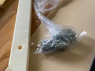 Skabe med glaslåge og hylder