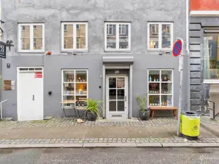 Charmerende og hyggeligt butikslejemål beliggende i det historiske Latinerkvarter i Indre By.