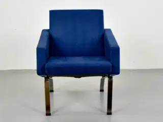 Lænestol med mørkeblå alcantara polster og ben i krom.