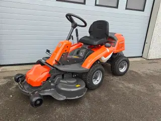 Husqvarna R 214T - 103cm klippebord OBS: inkl. 103cm klippebord
