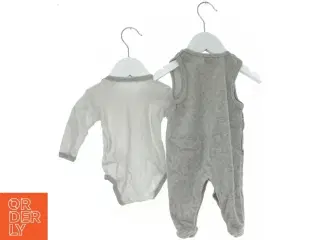 Babysæt med bodystocking og heldragt fra Fixoni (str. 56)