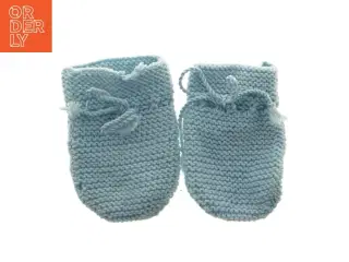 Strikkede babyfutter (str. 13 x 8 cm)