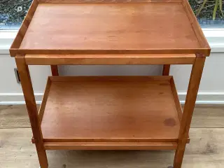 Bakkebord med aftagelige bakker.