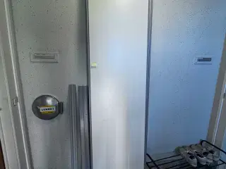 2 skydedøre med skinner 