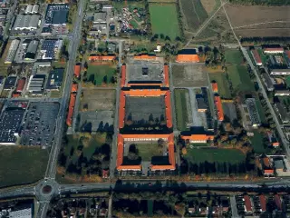 Velbeliggende garage -og lager lejemål på den gamle Kaserne.