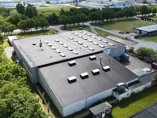 Højloftet lager m. to porte. mezzanin og kontor