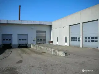 Produktion/lagerlokale til leje med tekøkken og parkeringspladser.