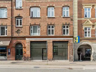 Flot butik/klinik/Coffee shop med store facadevinduer –