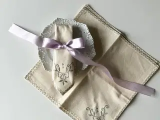 Råhvide stofservietter m gråt broderi, 26 x 28 cm, 4 stk samlet