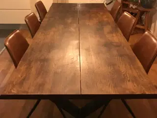 Spisebord i massiv egetræesplanker