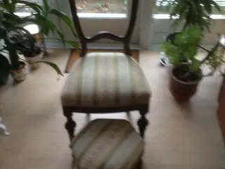 Antik stol med skammel