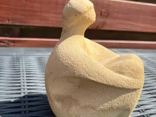 Sandstens figur af siddende kvinde