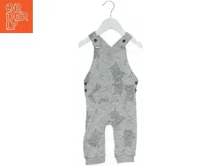 Grå heldragt/smækbukser med bamsemotiv fra F&F (str. 74)