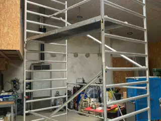 Rulle stillads m. Store hjul 