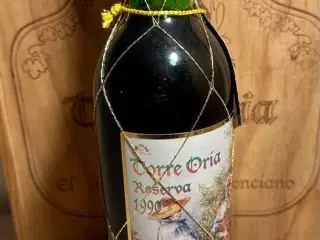 Rødvin Torre Oria 1990 og vodka SMIRNOFF fra 1977 