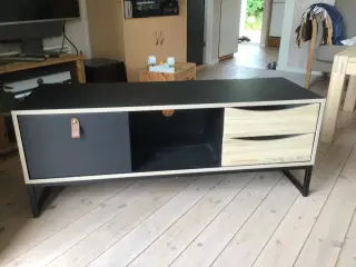 TV møbel med skuffer