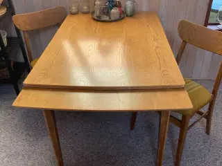 Bord med 6 stole