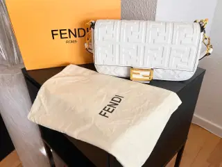 Flot hvid baguette taske. 